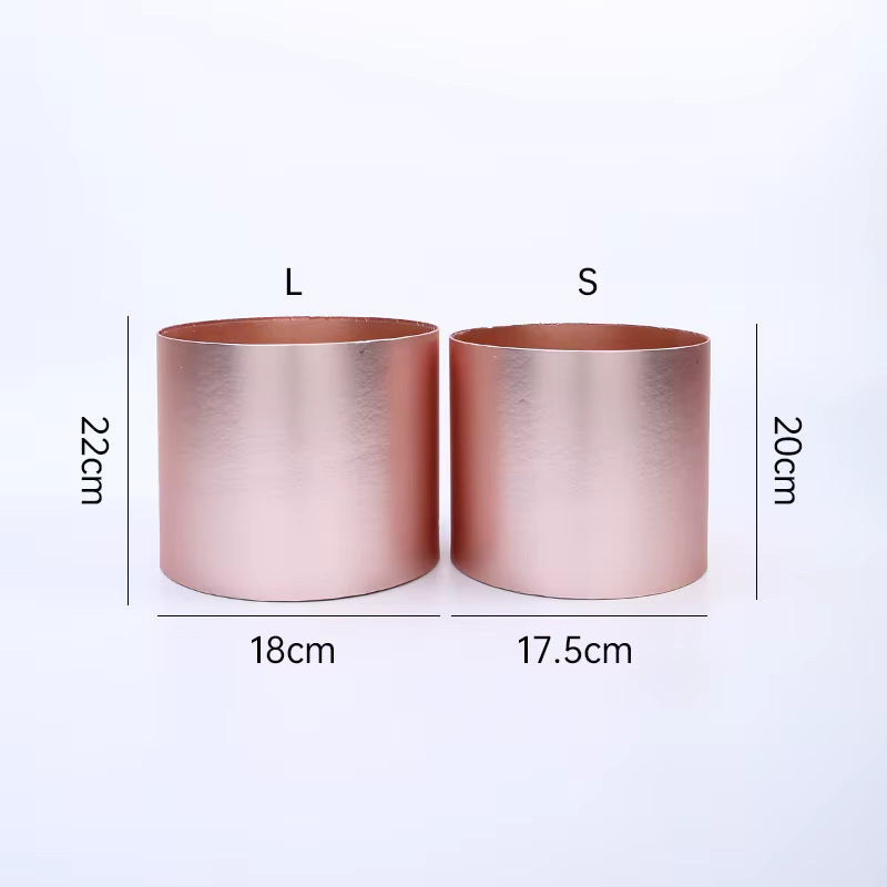 Round rigid metallic boxes ideal for chocolate-covered strawberries