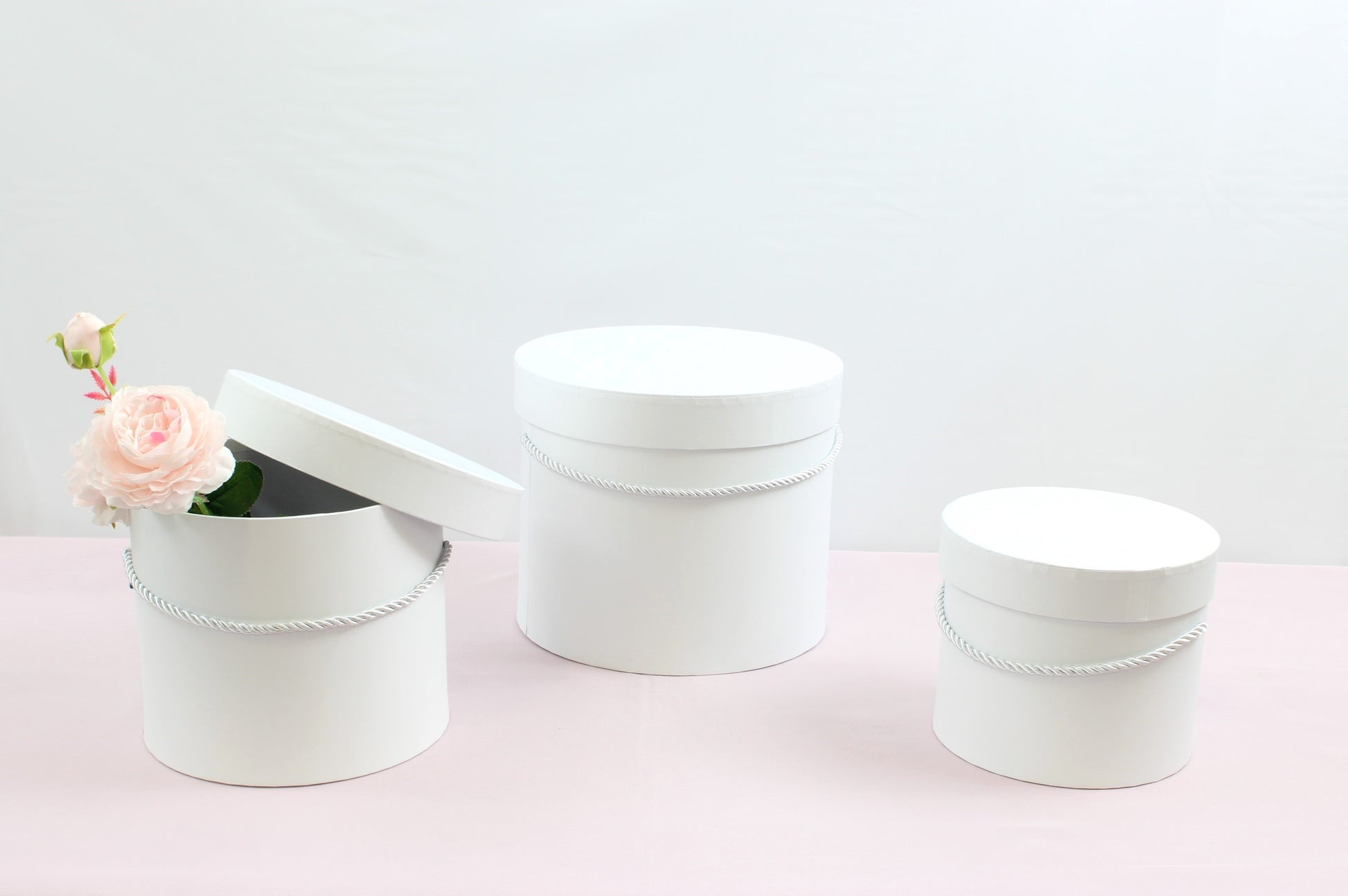 White Basic Round Flower Hat Box with Lid