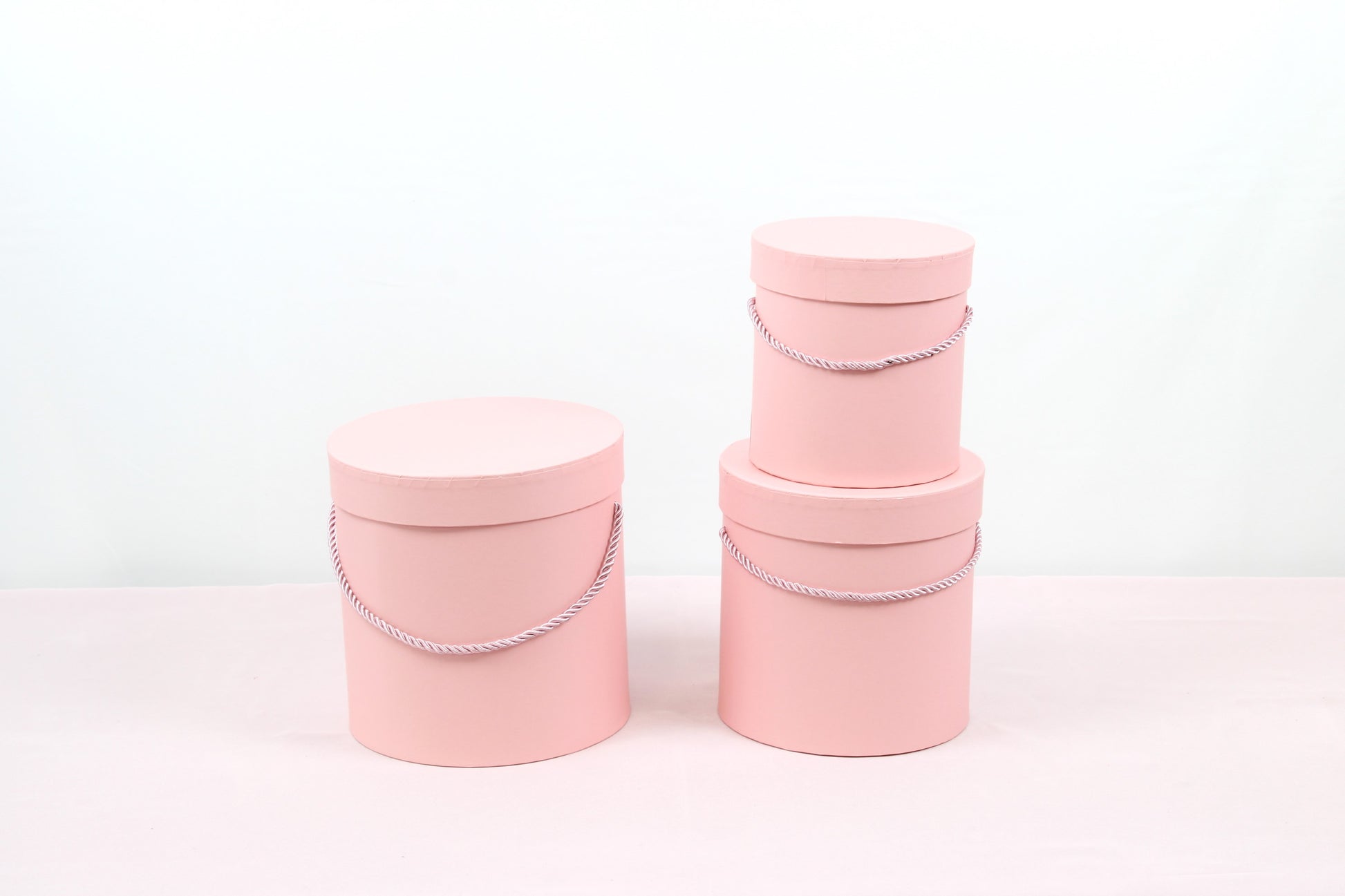 Pink Round Hat Box with Chocolate Strawberries – Stylish gift box and flower box.