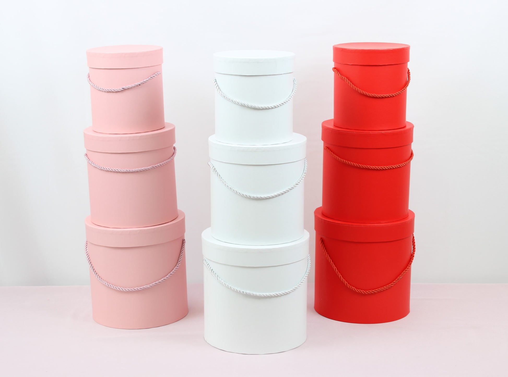 White, red and pink Round Hat Flower Boxes for floral arrangements and gifts.