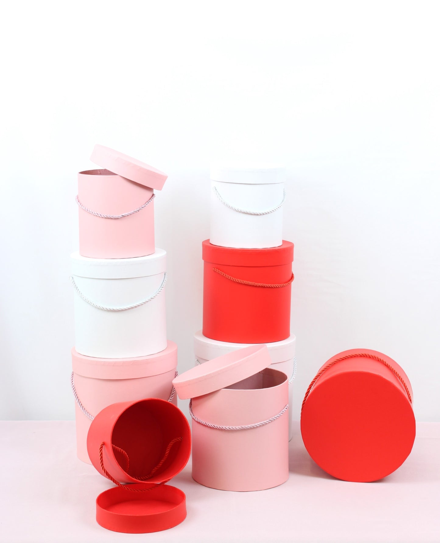 White, red and pink Round Hat Flower Boxes for floral arrangements and gifts.