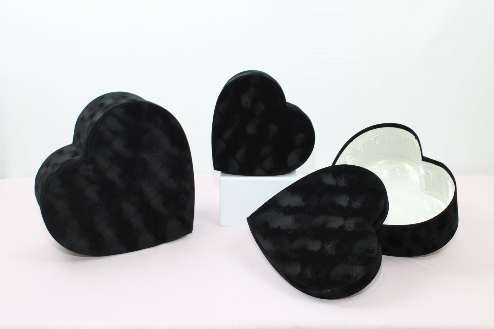Chic Velvet Heart Flower Box with Lid - Elegant Supply