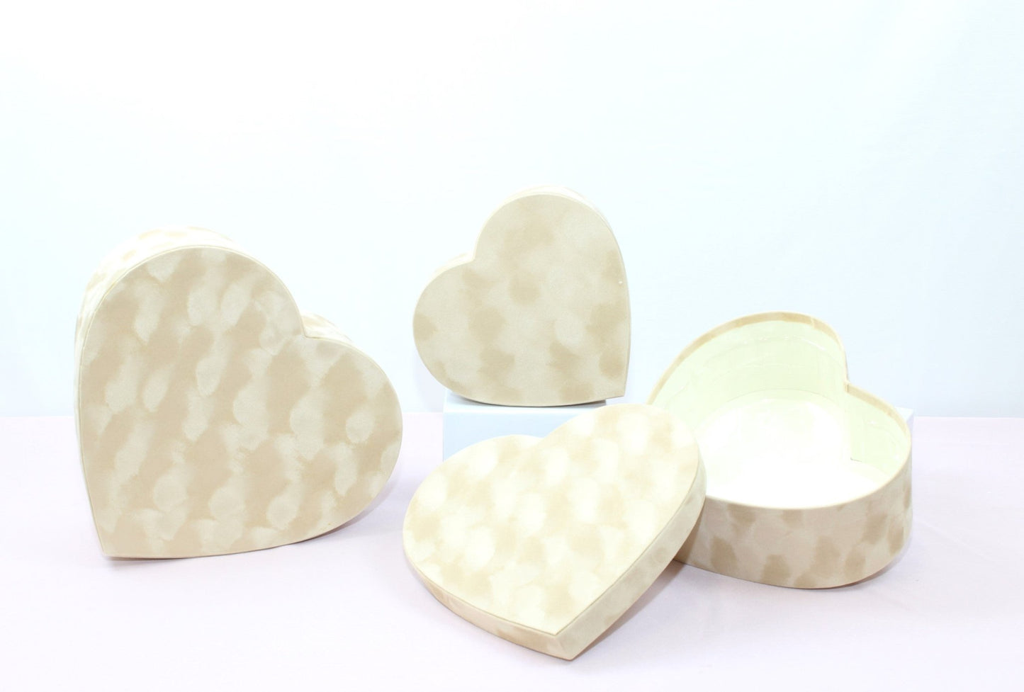 Chic Velvet Heart Flower Box with Lid - Elegant Supply