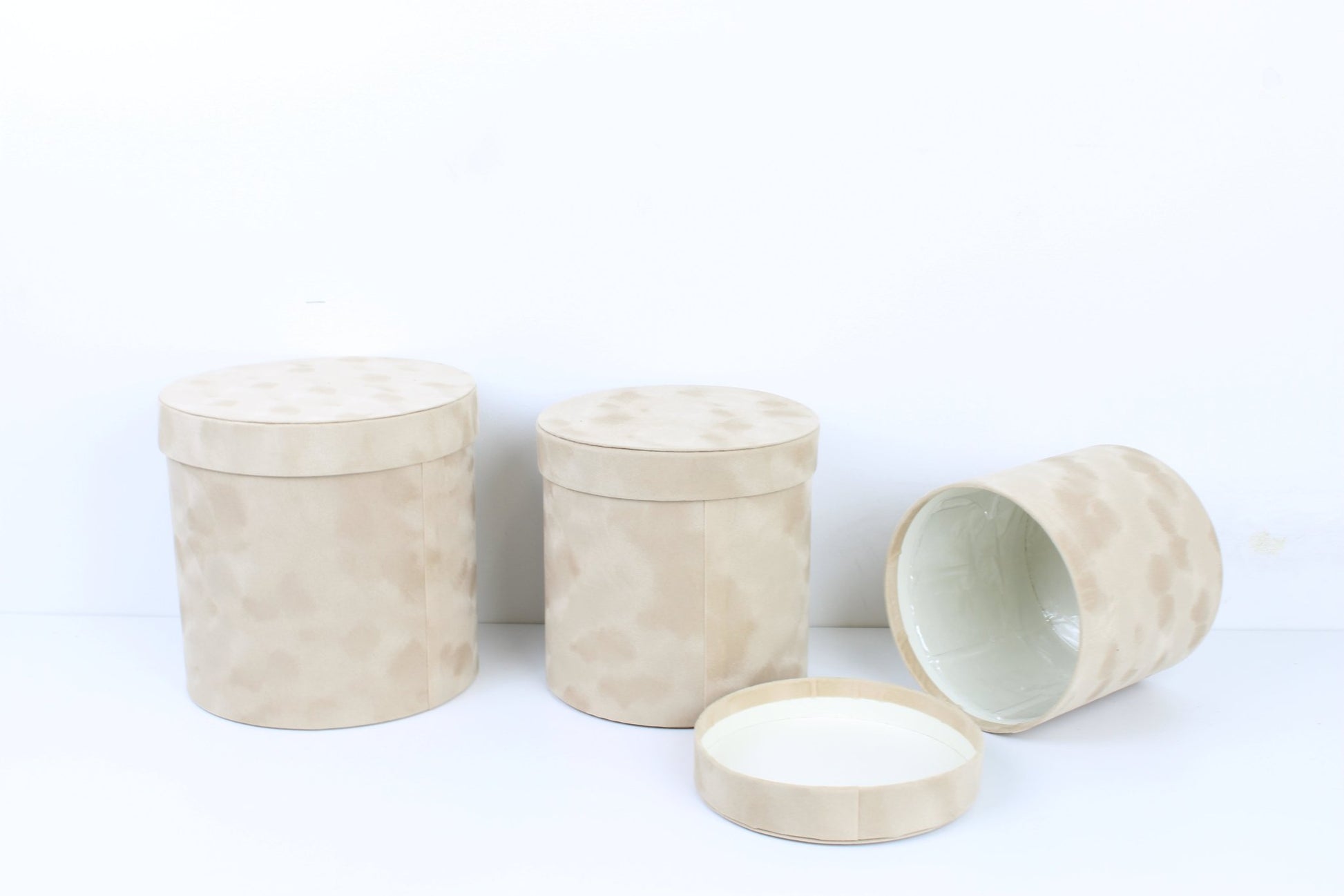 Chic Velvet Round Flower Box with Lid - Elegant Supply