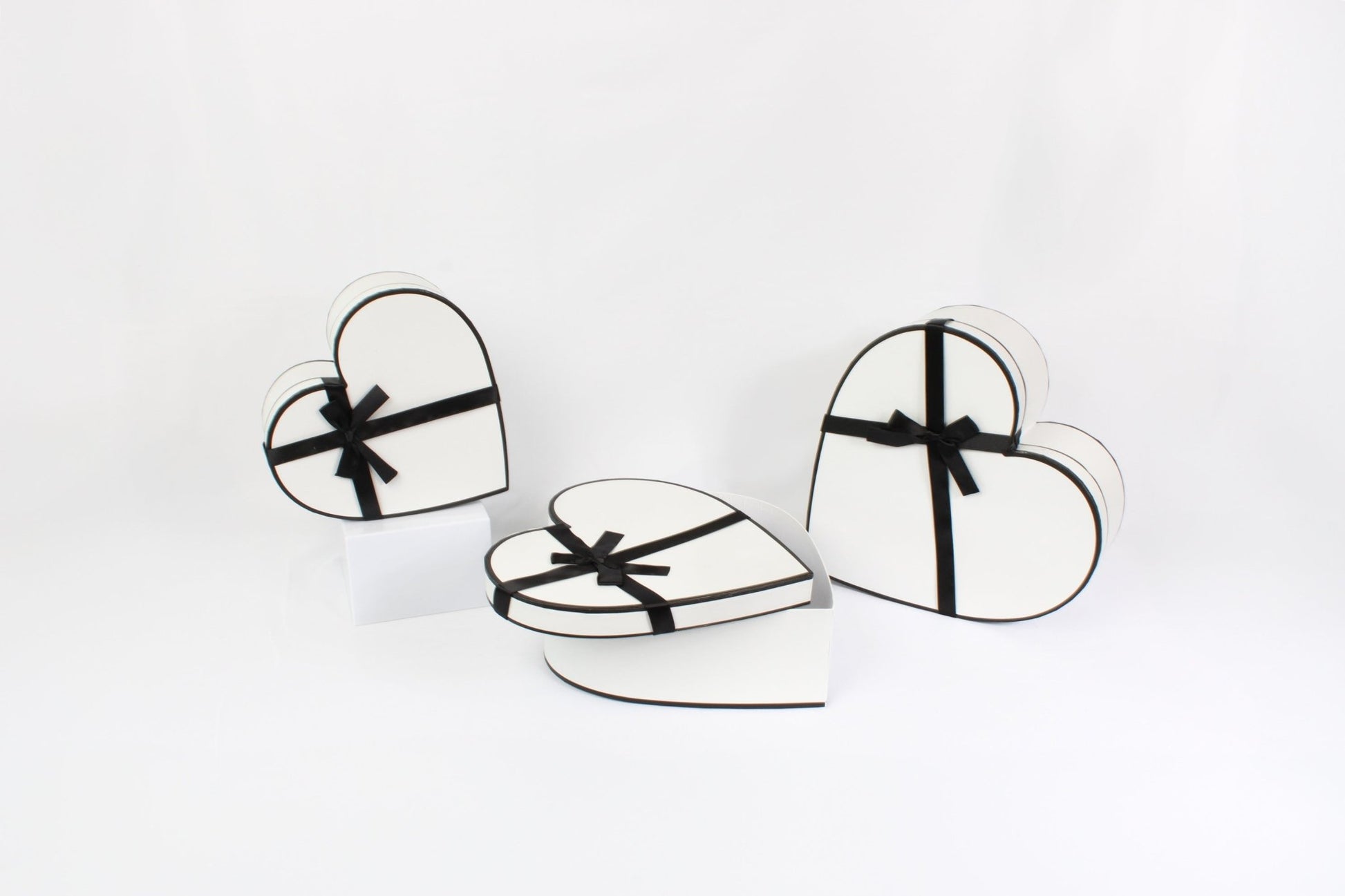 French Inspired Heart Shape Flower Gift Box with Ribbon - Elegant Supply