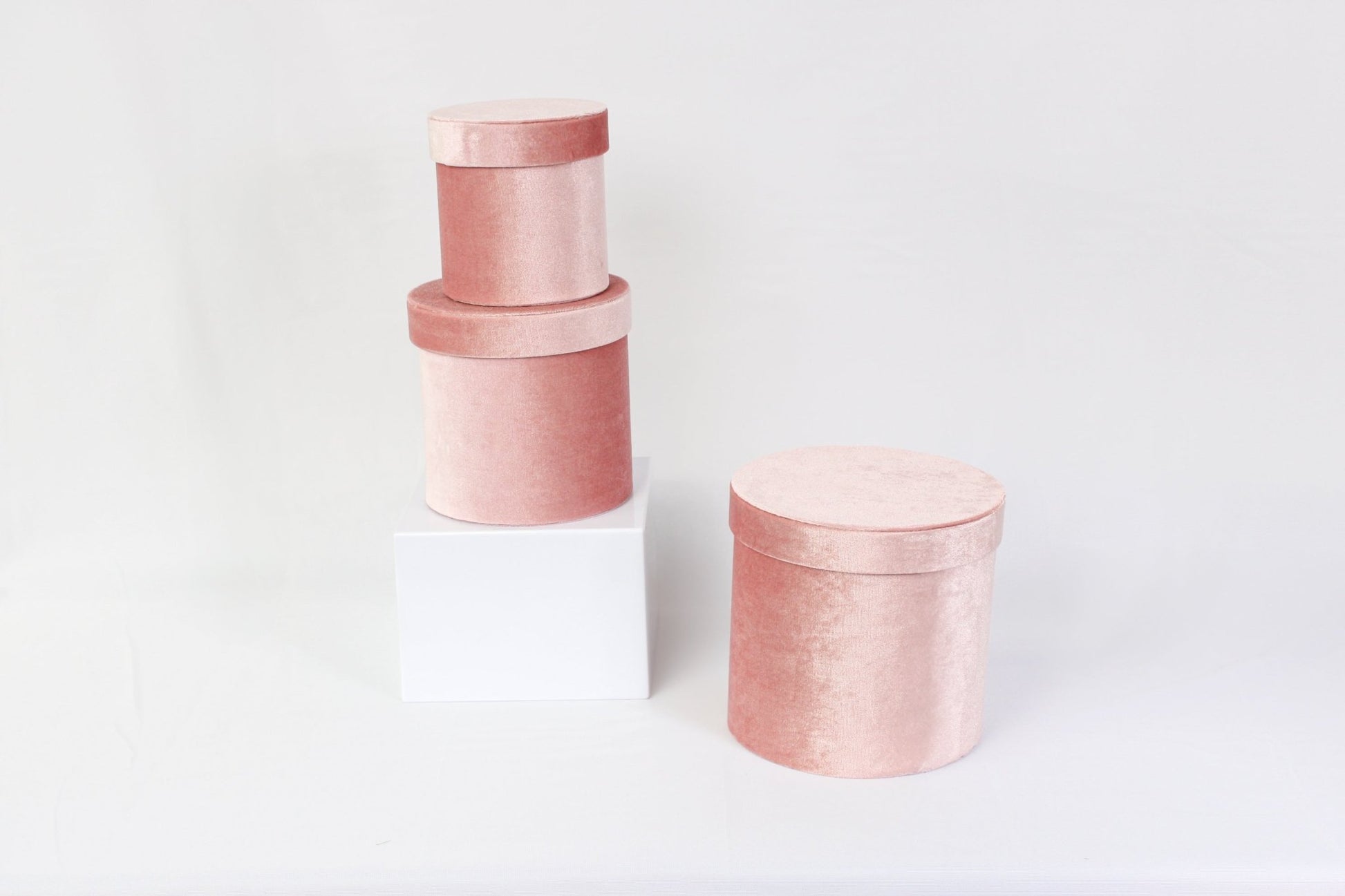 Velvet Round Flower Hat Box with Lid - Elegant Supply