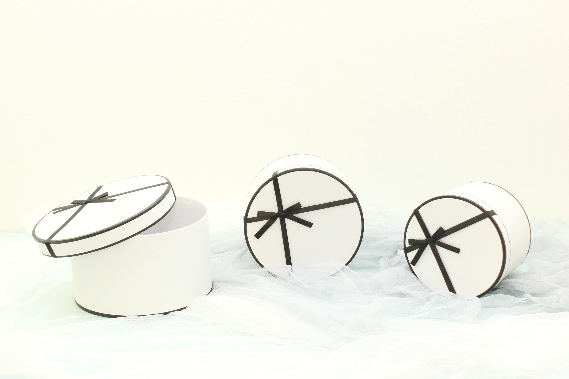 French Inspired Round Flower Gift Box with Ribbon - Elegant Supply