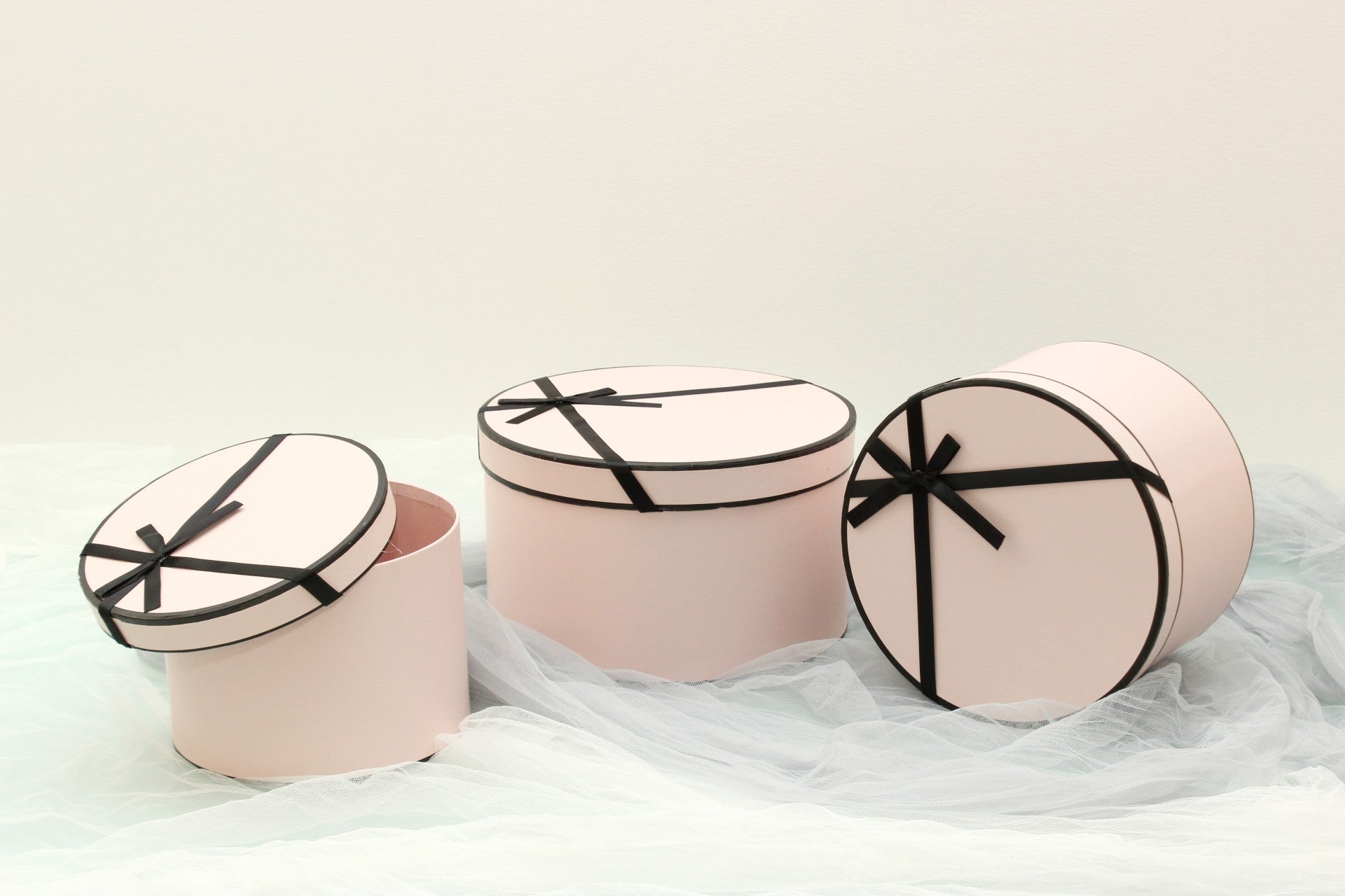 French Inspired Round Flower Gift Box with Ribbon - Elegant Supply